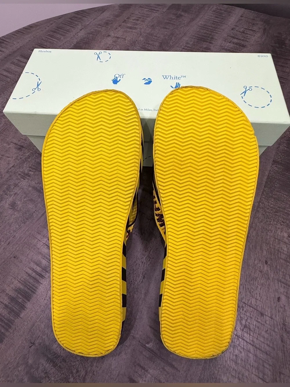Off-White Yellow Logo Webbing Flip Flops karenscompany.com display picture 2
